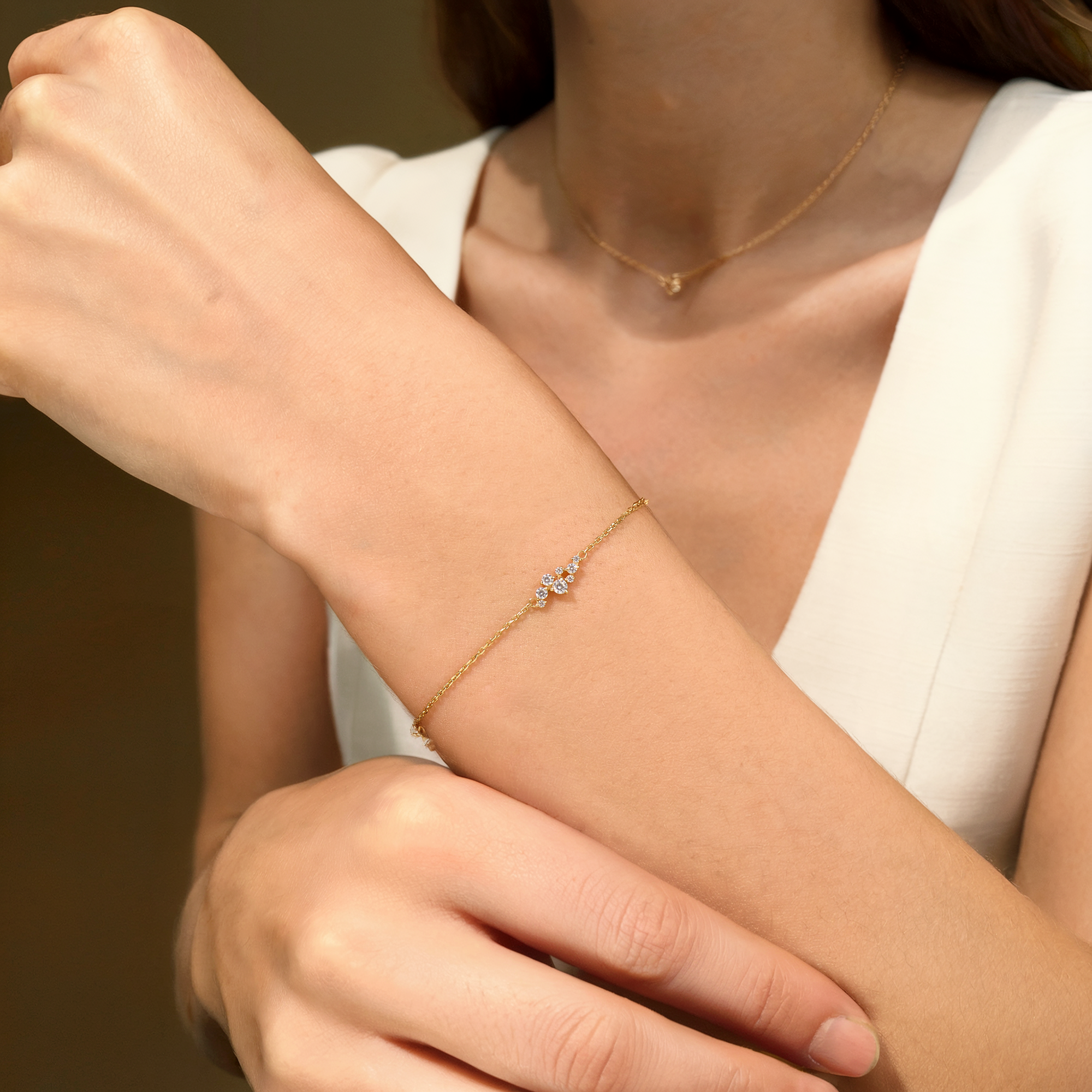 4K Gold Bracelet with Eight Clustered Stones