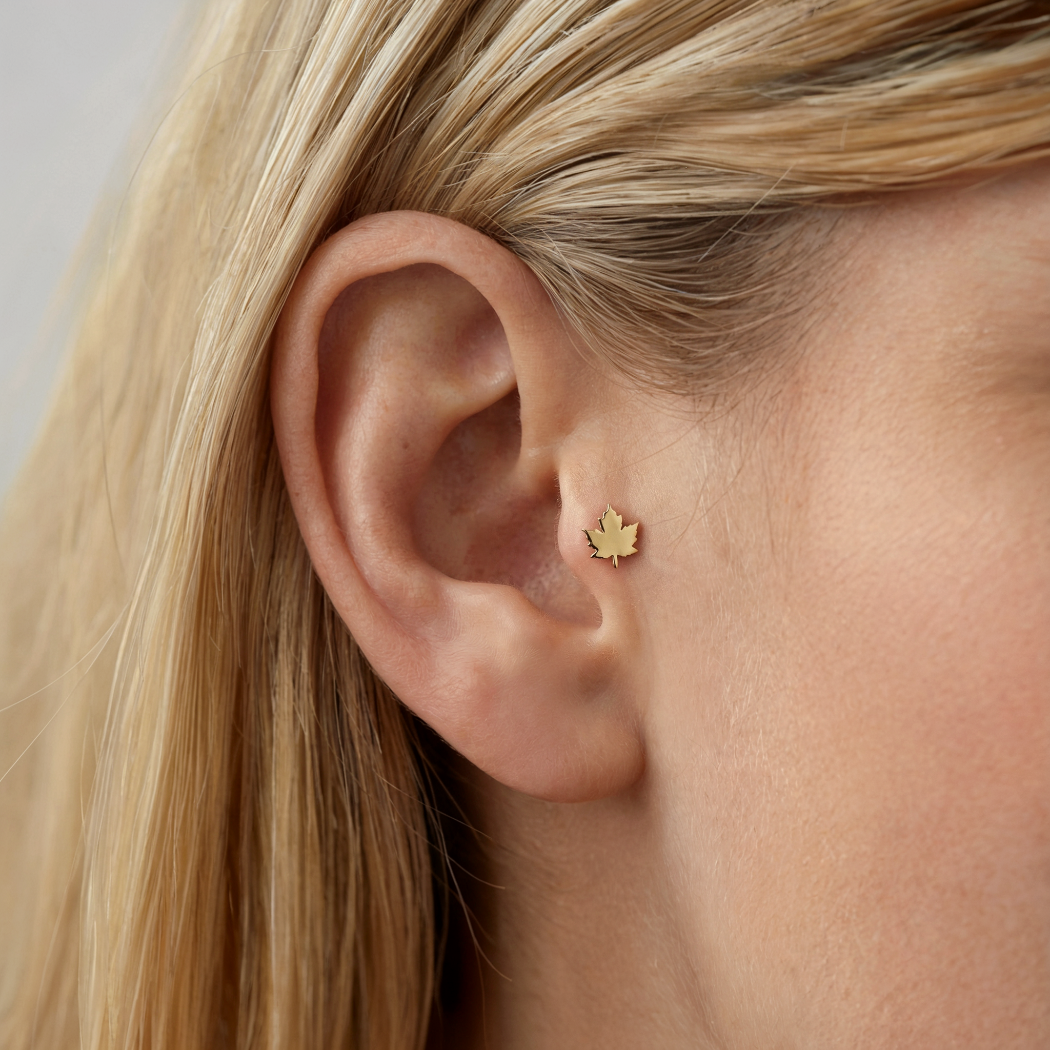 Leaf Flatback Ear Piercing 14K Gold / Silver inspired by maple leaf jewelry. Hand crafted design, perfect for a refined and natural ear stack look.