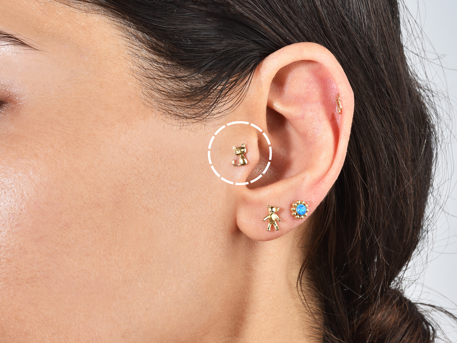 Tragus Piercing: A refined cartilage adornment with modern design and intricate detailing.
