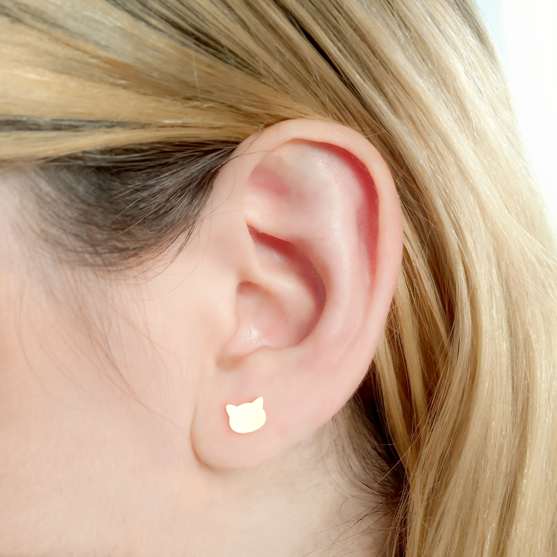 Cat Earrings 14K Gold – Unique European-made earrings in 14K gold, lightweight and charming, ideal for everyday wear or special occasions.
