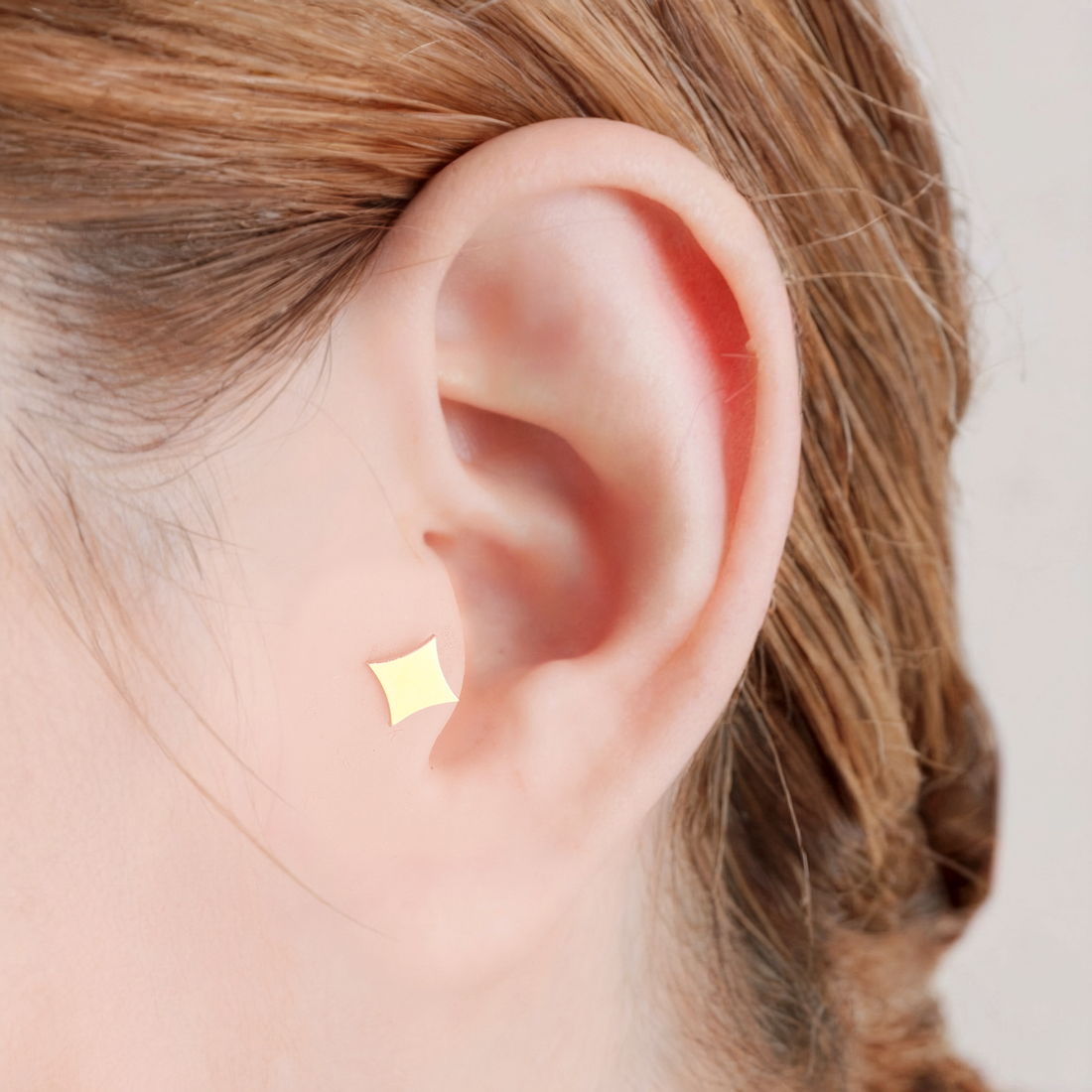 Flatback Ear Piercing with Diamond Shape in 14K Gold