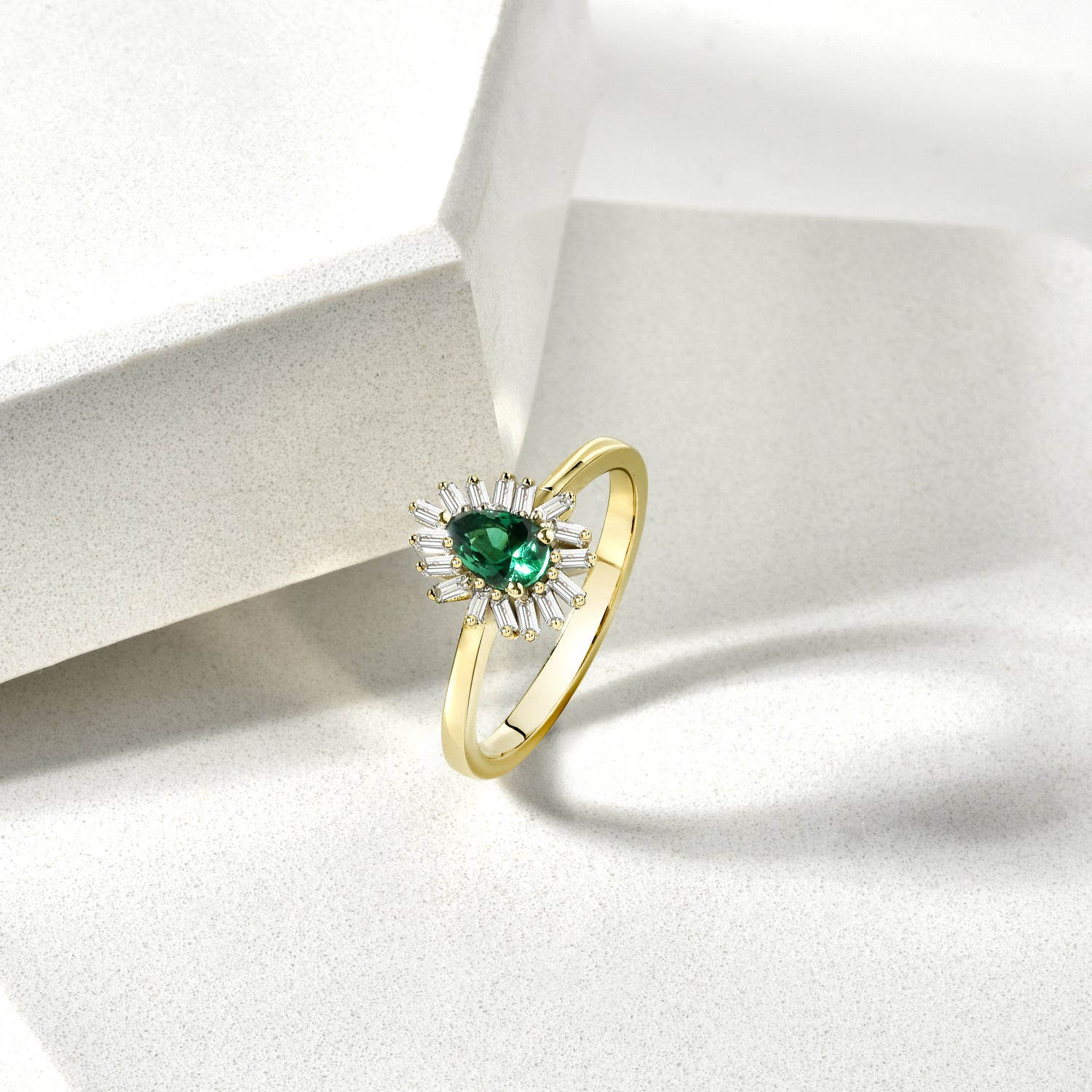 Sparkling Green Drop Diamond Ring 14k Gold