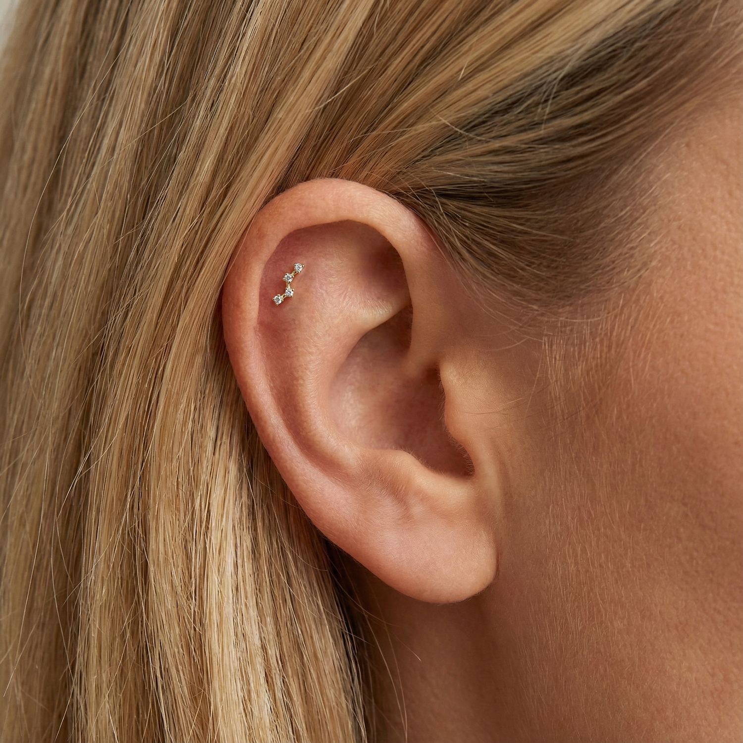 Expertly crafted and made in Europe, this piece delivers comfort, durability, and an eye-catching shine in a sleek flatback style.